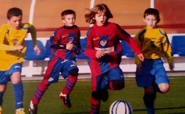 Yarek de pequeño jugando en el Alzira.  Relevo.
