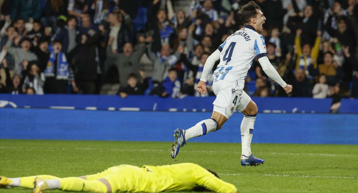 Zubimendi celebra el gol con Sivera, hundido, en el suelo. /Efe