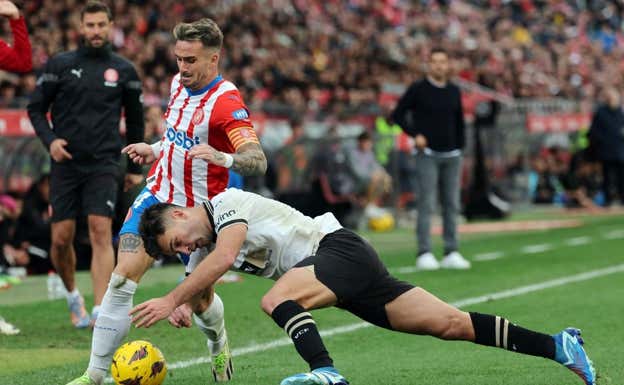 Aleix García en una acción ante el Valencia.  AGENCIAS