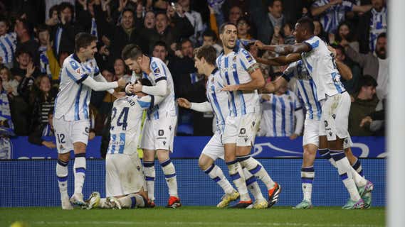 Los jugadores de la Real celebran el tanto del empate frente al Alavés. /Efe