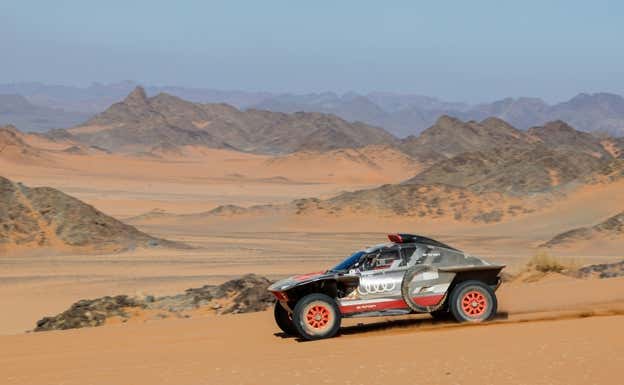 Carlos Sainz y Lucas Cruz, durante el shakedown del Dakar 2024.  Audi Motorsport