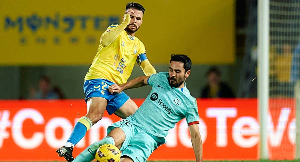 Kirian pelea por una pelota con Gündogan. /EP