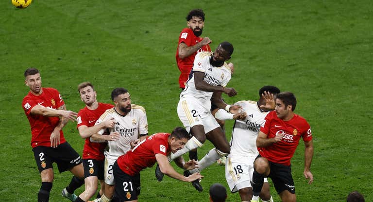 Rüdiger remata y marca el gol del Real Madrid contra el Mallorca.