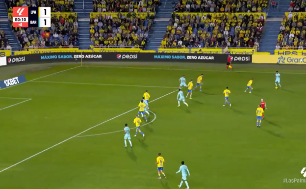 Lamine recibe con hasta cuatro jugadores azulgrana desmarcándose a espalda del rival.  WYSCOUT