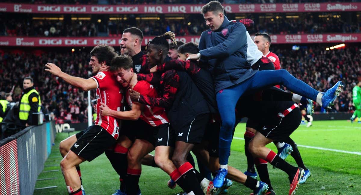 Los jugadores rojiblancos celebran el gol de Unai Gómez ante Las Palmas.