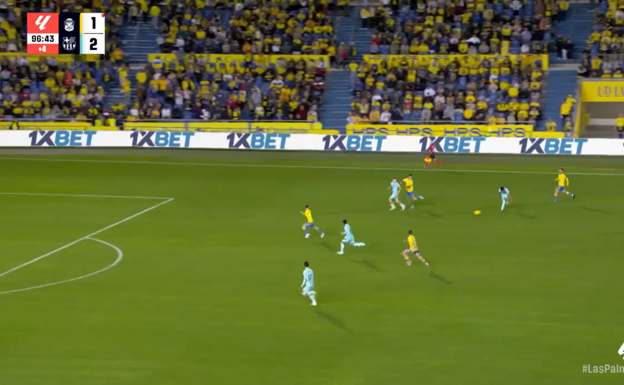 Lamine Yamal espera al momento exacto para dar el pase a Joao Félix en ventaja.  WYSCOUT
