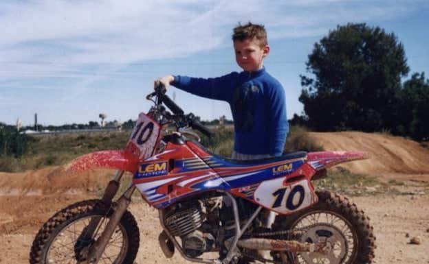 Tosha Schareina, con una de sus primeras motos de motocross.  Archivo personal