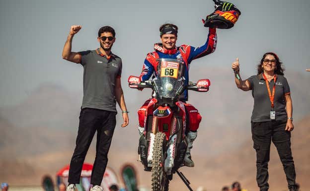Tosha Schareina en el podio inicial del Rally Dakar 2024 tras ganar su primera etapa dakariana.  Honda