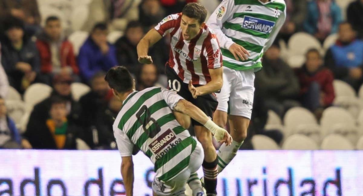 Errasti realiza una entrada sobre De Marcos en el partido de vuelta de aquella eliminatoria copera./Athletic Club