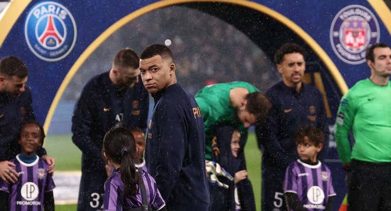 Mbappé salta al campo para disputar la Supercopa de Francia.