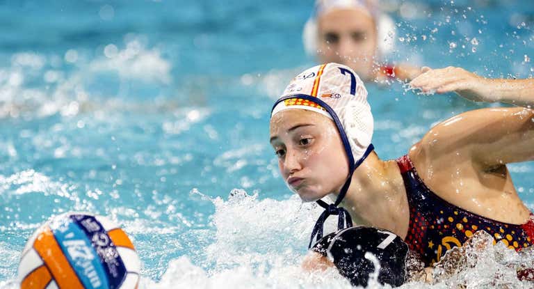 Elena Ruiz, persiguiendo un balón.