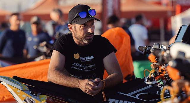Carles Falcón continúa en la UCI tras su accidente en el Rally Dakar y se pospone su operación cervical