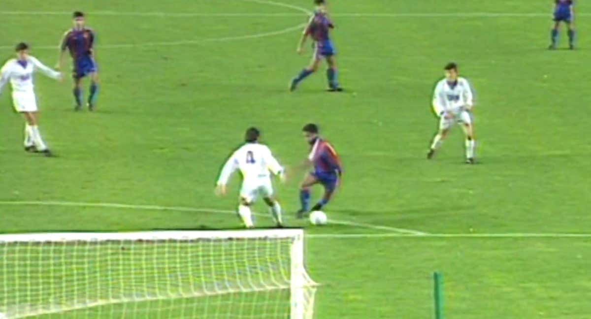 Captura del momento en el que Romario regatea a Alkorta en el 5-0 de 1994. /