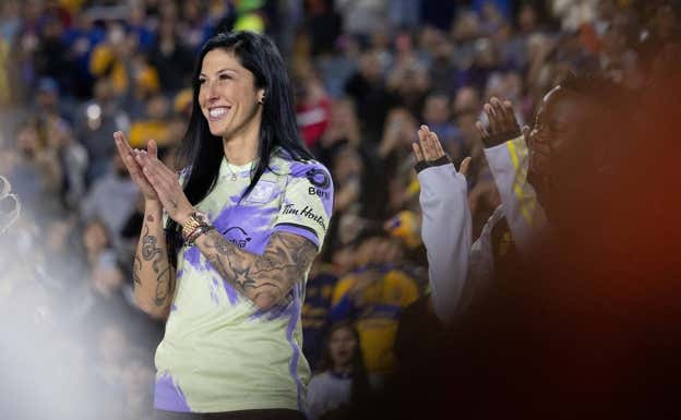 Jenni, en su presentación en el Estadio Universitario.  CLUB TIGRES