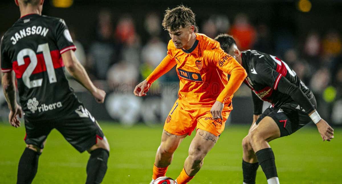 Sergi Canós entre dos rivales.