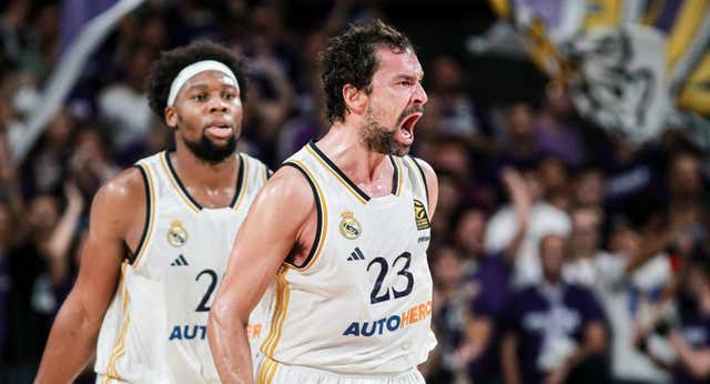El increíble Llull celebra su récord con un triple imposible de los suyos