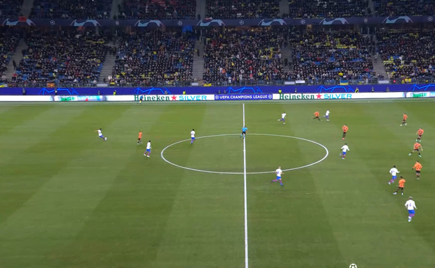 Imagen del primer partido en el que el Barça juega en largo, siendo Marcos Alonso el que golpea, con Ronald Araújo muy arriba buscando ganar la pelota.  WYSCOUT