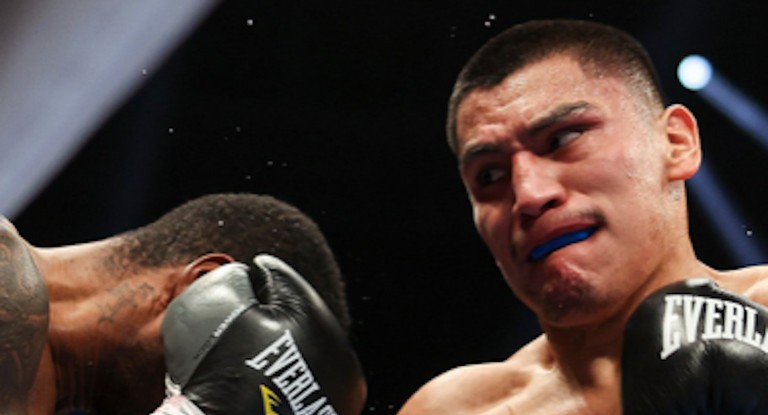 Vergil Ortiz golpea a Lawson durante su combate.