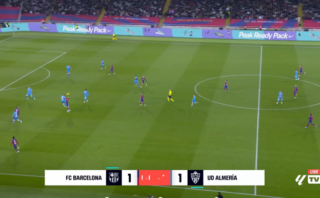 El Barça saca en largo ante el Almería, dejando a  tres defensas y solo a Gündogan ante tres descolgados del Almería.  WYSCOUT