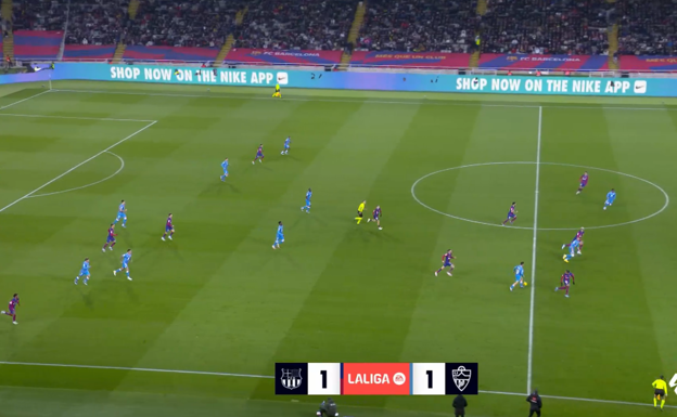 La pelota la gana César Montes, le cae a Arribas y el Almería está en disposición de tener un 3x3 con muchos espacios.  WYSCOUT