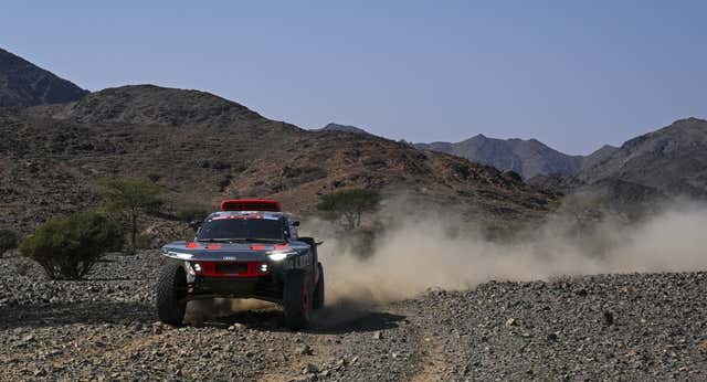 Susto para Carlos Sainz en la etapa 3 del Rally Dakar, que salva los muebles