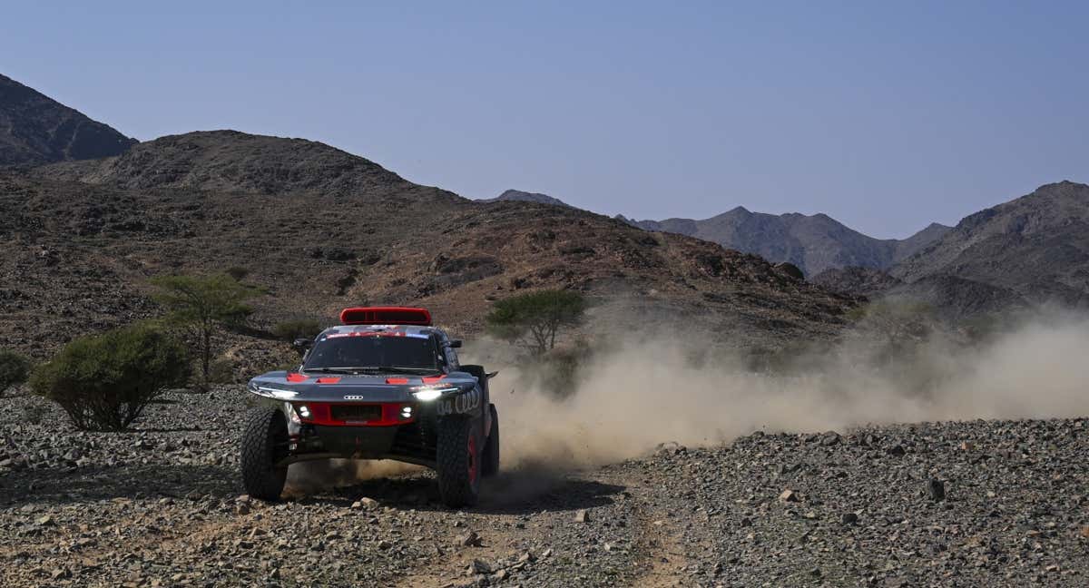 Carlos Sainz y Lucas Cruz, durante una etapa del Rally Dakar 2024.