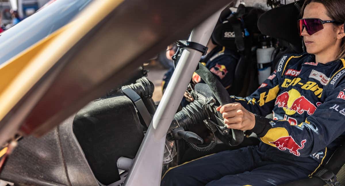 Cristina Gutiérrez, al volante del BRX de Prodrive, la base de su futuro coche del equipo Dacia.