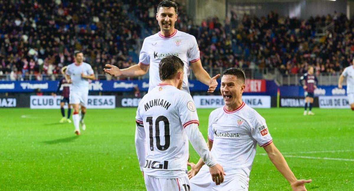 Iker Muniain recibe la felicitación de Ander Herrera y De Marcos tras su gol en Eibar./Athletic Club