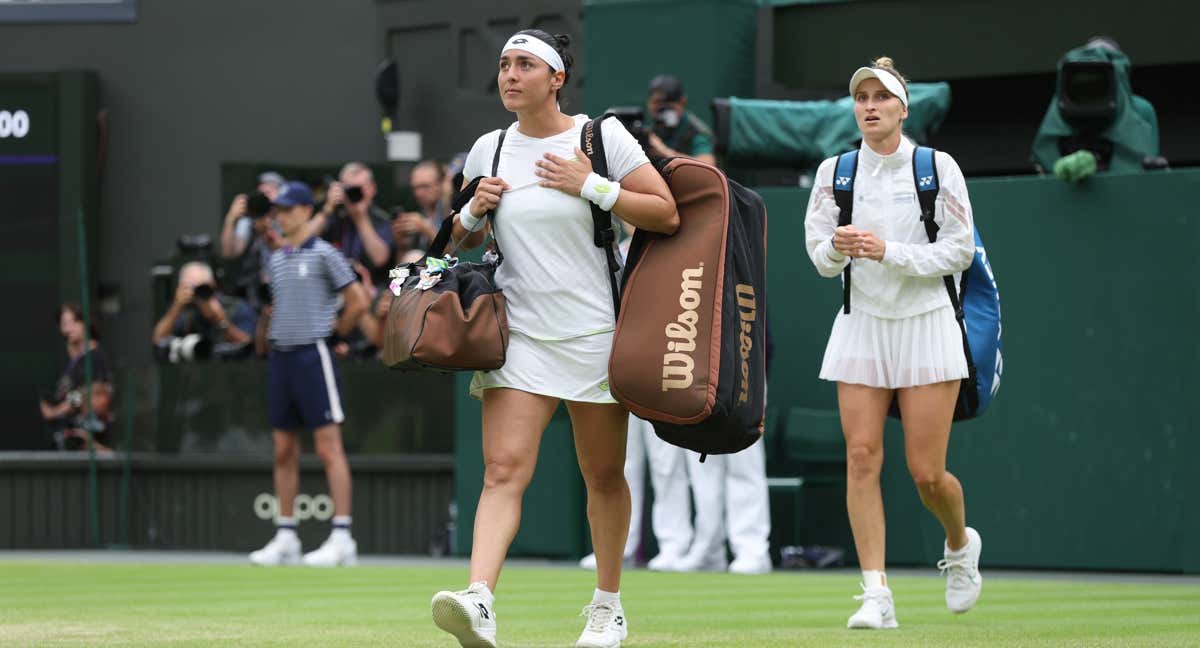 Ons Jabeur salta a la pista para disputar su segunda final de Wimbledon consecutiva./GETTY