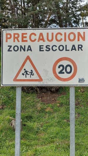 Señal de precaución por zona escolar. RELEVO