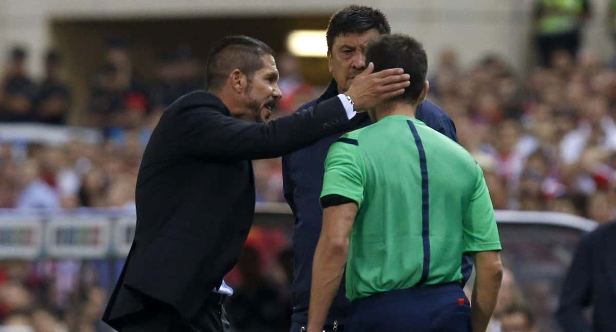 Simeone en el momento en que dio una colleja al cuarto árbitro que le costó la expulsión en la vuelta de la Supercopa de España de 2014./EFE