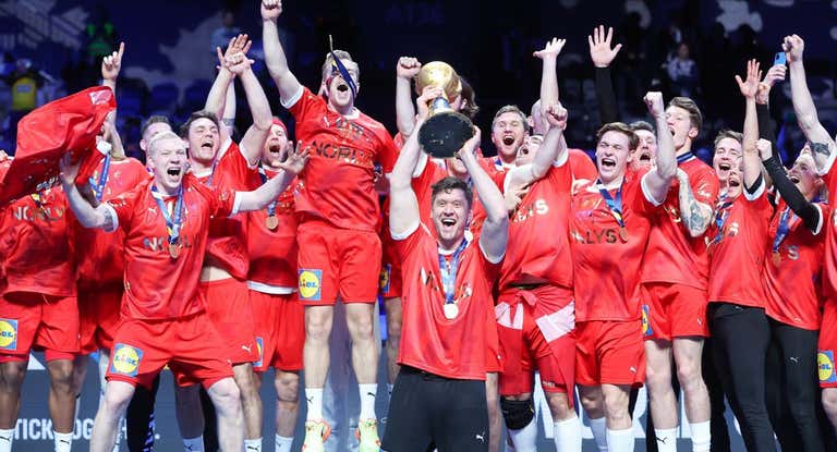 La selección danesa celebra el título mundial logrado en 2023 ante Francia.