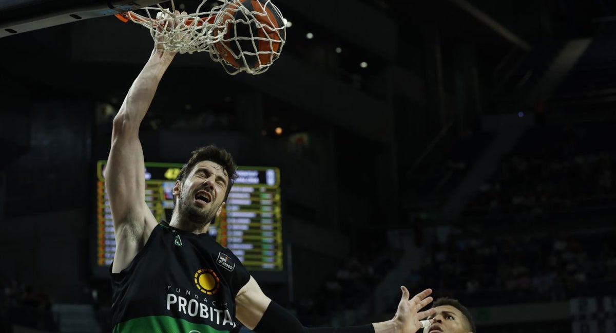 Ante Tomic machaca ante Tavares.