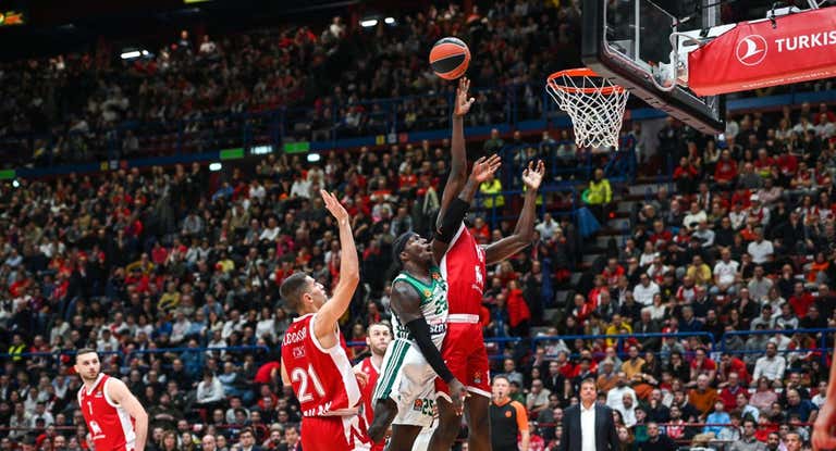 Ismaël Kamagate tapona a Kendrick Nunn en un partido de Euroliga.