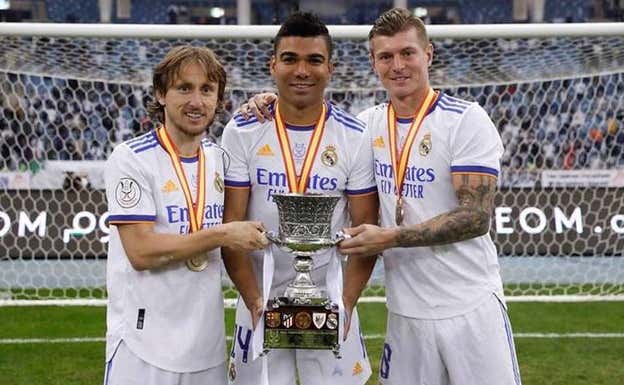 Kroos posa con Casemiro y Modric junto a la Supercopa de España ganada en 2022.  INSTAGRAM