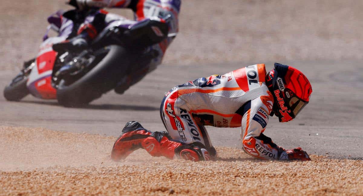 Marc Márquez, tras sufrir una caída en el circuito del Algarve de Portugal./REUTERS