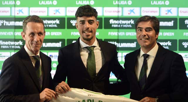 El Betis trabaja en el mercado… a la espera de Planes