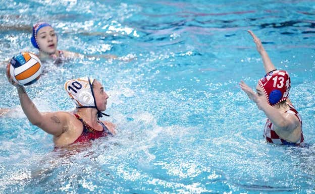 Paula Camus (21),  con el balón ante Croacia.  SANDER KONING / AFP