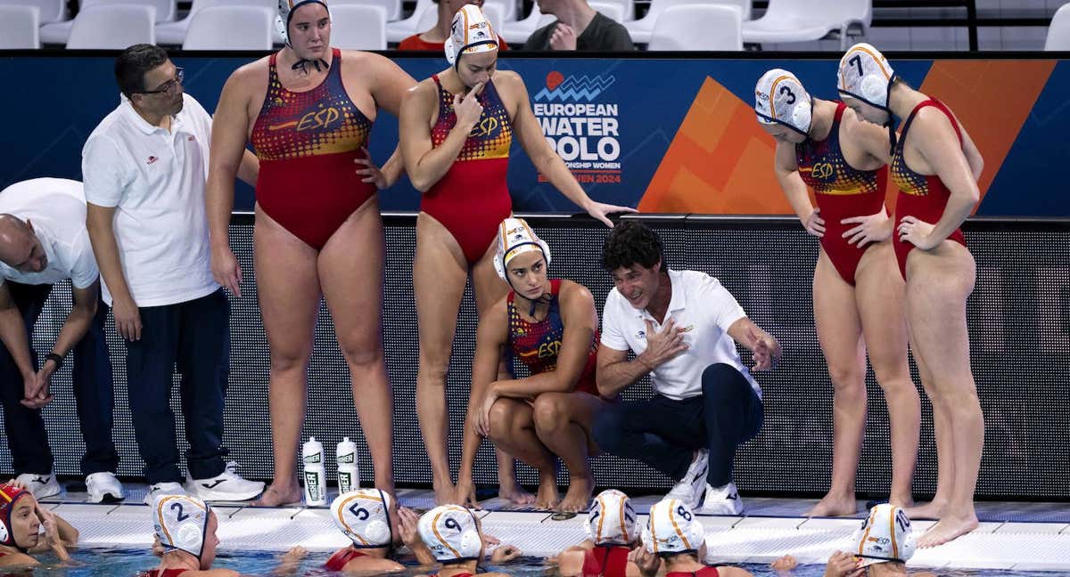 Miki Oca da instrucciones a sus discípulas en el partido ante Israel.