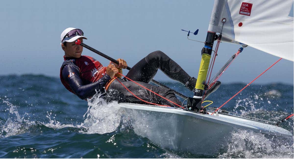 Ana Moncada navega en aguas de Mar del Plata. /MATIAS CAPIZZANO