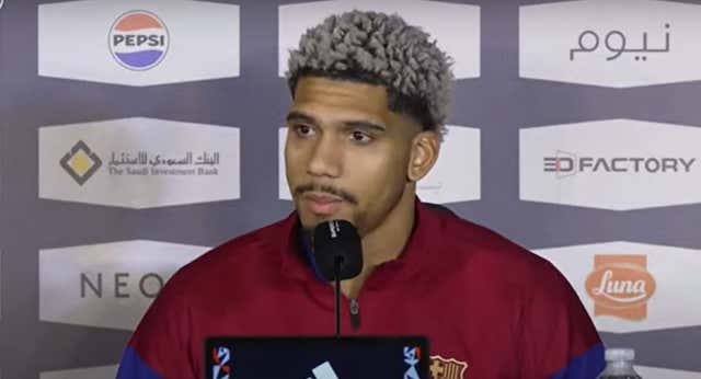 Araujo pone el ejemplo del United para despejar el runrún del Bayern: «Siempre demuestro que estoy centrado aquí»