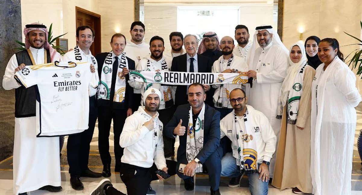 Florentino Pérez, con una peña madridista en Riad.