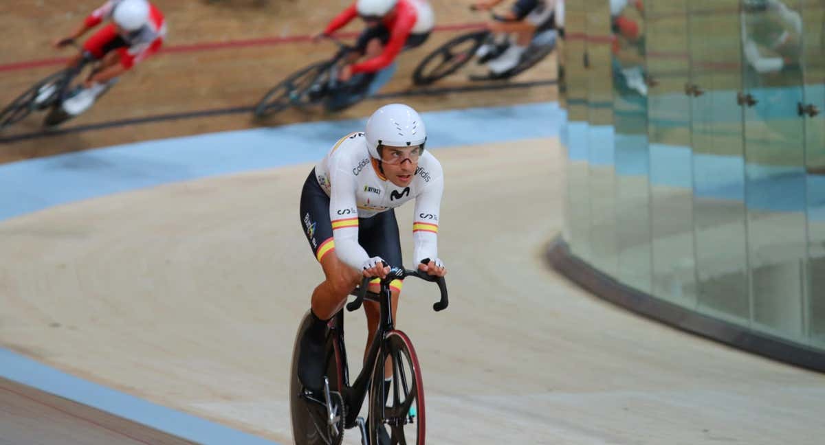 Sebastián Mora, durante una competición con la selección española de pista.