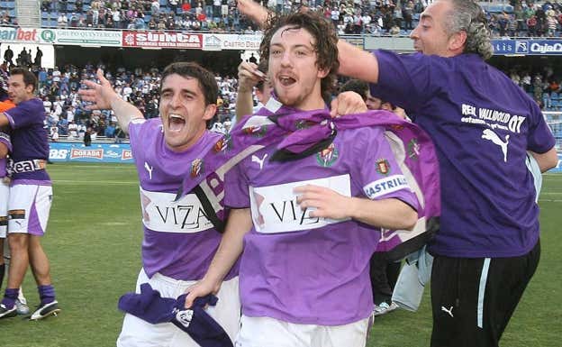 Víctor y Sisi celebran un ascenso del Valladolid. El Norte de Castilla