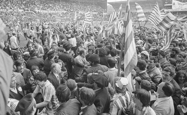 La afición donostiarra celebra con los jugadores el título conseguido en el 82. Archivo