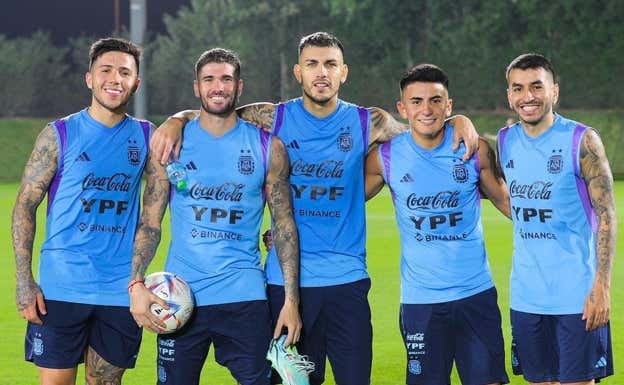 Almada junto a Correa y De Paul durante el Mundial.  @thiago_almada23