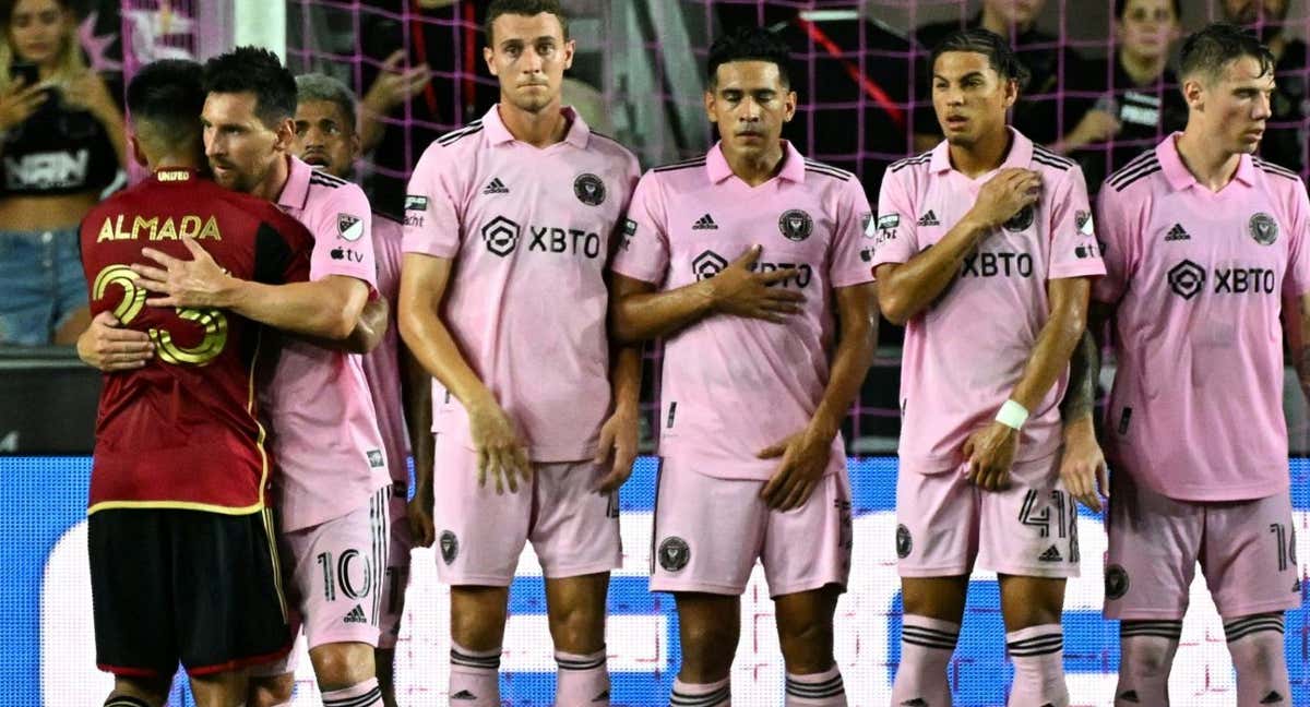 Almada y Messi se abrazan durante un partido de la MLS la temporada pasada.