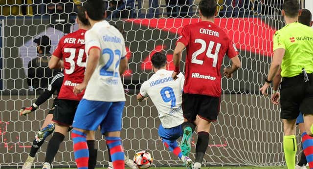 El Barça tira de oficio y Lewandowski para tumbar a Osasuna