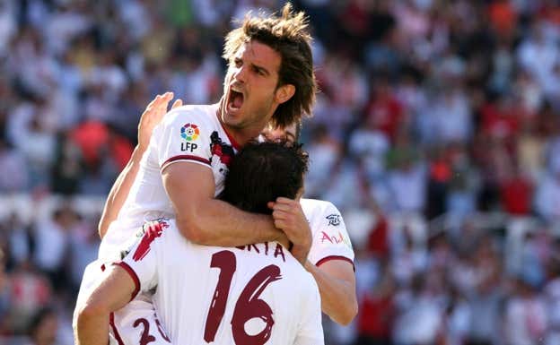 Ocio abraza a Puerta en un choque con el Sevilla. Archivo