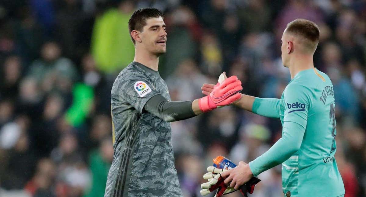 Courtois y Ter Stegen se saludan antes de un Clásico. /AFP